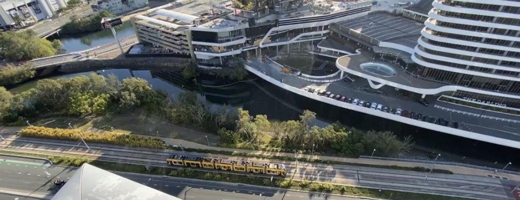 Tram akan berhenti di Broadbeach North Tram Station, dekat hotel